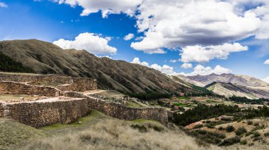 Cusco eteklerinde yeşil tepelerin eteklerinde, antik bir İnka Tapınağı kalıntıları.