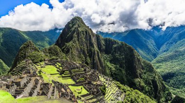 İn Antik Inca şehir, Machu Picchu Harabeleri güzel Urubamba Nehri çalkantılı sular And Dağları'nın yamaçlarında yer almaktadır.