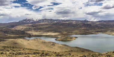 Göl Lagunillas, ne zaman gece Don üstünde belgili tanımlık kıyı ot ve çalılar erimiş değil sabahın erken saatlerinde fotoğraflandı kıyısında pitoresk Panoraması.