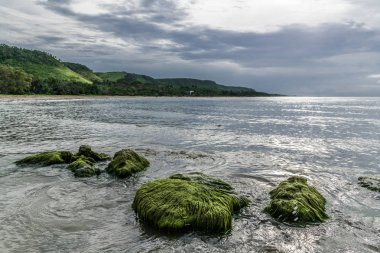 Küba kayalık sahil Karayip denizin dalgaları.