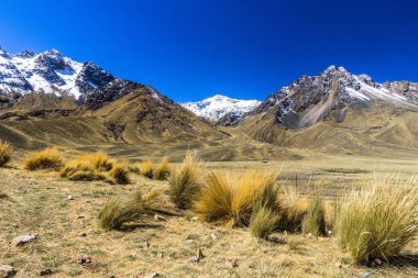 Peru, belgili tanımlık Andes dağ dağ aralıkları Panoraması filme dağlık bölgelerde.