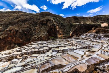 Salinas de maraş tuz madenleri beyaz teraslarında belgili tanımlık Andes dağ dik yamaçlarında yer alan.
