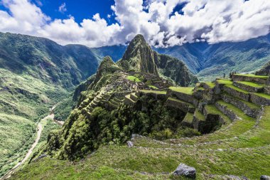 İn Antik Inca şehir, Machu Picchu Harabeleri güzel Urubamba Nehri çalkantılı sular And Dağları'nın yamaçlarında yer almaktadır.