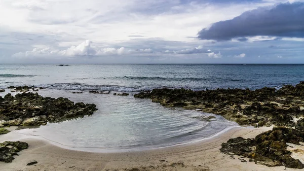 キューバの岩が多い海岸のカリブ海の海の波 — ストック写真
