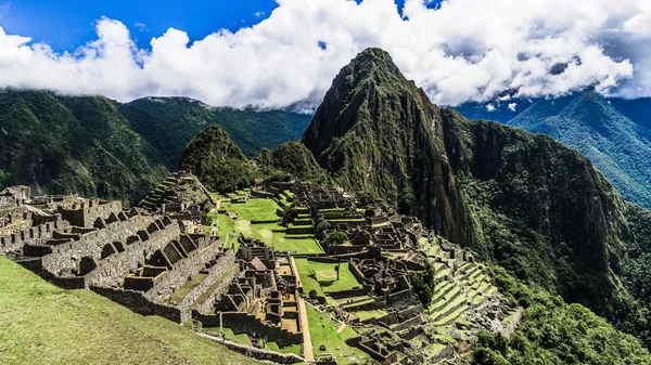 Las Ruinas Antigua Ciudad Inca Machu Picchu Están Bellamente Ubicadas — Foto de Stock