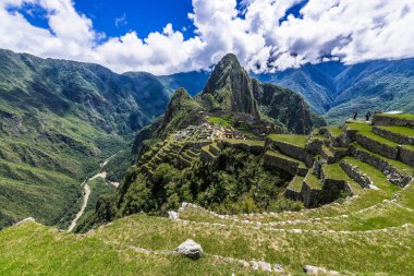 İn Antik Inca şehir, Machu Picchu Harabeleri güzel Urubamba Nehri çalkantılı sular And Dağları'nın yamaçlarında yer almaktadır.