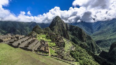 İn Antik Inca şehir, Machu Picchu Harabeleri güzel Urubamba Nehri çalkantılı sular And Dağları'nın yamaçlarında yer almaktadır.