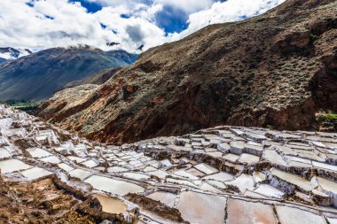 Salinas de maraş tuz madenleri beyaz teraslarında belgili tanımlık Andes dağ dik yamaçlarında yer alan.