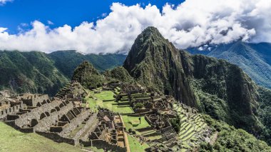 İn Antik Inca şehir, Machu Picchu Harabeleri güzel Urubamba Nehri çalkantılı sular And Dağları'nın yamaçlarında yer almaktadır.