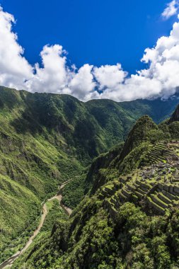 İn Antik Inca şehir, Machu Picchu Harabeleri güzel Urubamba Nehri çalkantılı sular And Dağları'nın yamaçlarında yer almaktadır.