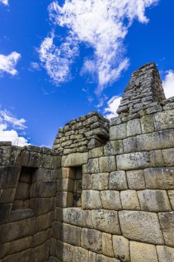 İnka - Ollantaytambo antik kenti kalıntıları üzerinde mavi gökyüzü