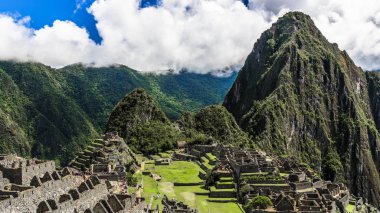 İn Antik Inca şehir, Machu Picchu Harabeleri güzel Urubamba Nehri çalkantılı sular And Dağları'nın yamaçlarında yer almaktadır.