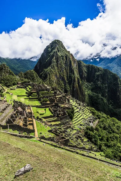 Las Ruinas Antigua Ciudad Inca Machu Picchu Están Bellamente Ubicadas — Foto de Stock