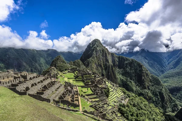 Reruntuhan Kota Kuno Inka Machu Picchu Terletak Dengan Indah Lereng — Stok Foto