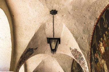 Tonozlu tavan Katolik Perulu manastırdaki eski fener ile.