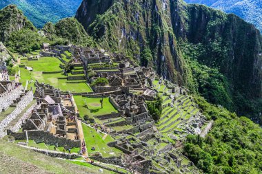 İn Antik Inca şehir, Machu Picchu Harabeleri güzel Urubamba Nehri çalkantılı sular And Dağları'nın yamaçlarında yer almaktadır.