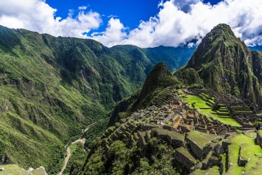 İn Antik Inca şehir, Machu Picchu Harabeleri güzel Urubamba Nehri çalkantılı sular And Dağları'nın yamaçlarında yer almaktadır.