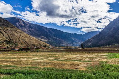 Urubamba Nehri gorge Peru Andes eteklerinde tarım teraslarının.