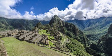 İn Antik Inca şehir, Machu Picchu Harabeleri güzel Urubamba Nehri çalkantılı sular And Dağları'nın yamaçlarında yer almaktadır.