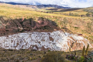 Salinas de maraş tuz madenleri beyaz teraslarında belgili tanımlık Andes dağ dik yamaçlarında yer alan.