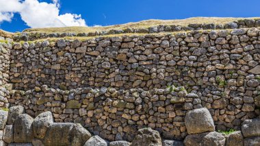 Bulutlar ve antik Inca kalıntıları üzerinde mavi gökyüzü Cusco oteli duvar.
