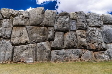 Bulutlar ve antik Inca kalıntıları üzerinde mavi gökyüzü Cusco oteli duvar.