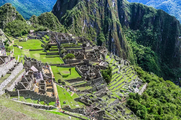 İn Antik Inca şehir, Machu Picchu Harabeleri güzel Urubamba Nehri çalkantılı sular And Dağları'nın yamaçlarında yer almaktadır.
