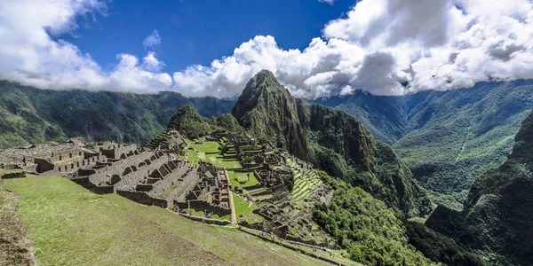 Reruntuhan Kota Kuno Inka Machu Picchu Terletak Dengan Indah Lereng — Stok Foto