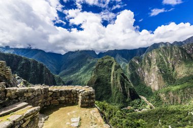 İn Antik Inca şehir, Machu Picchu Harabeleri güzel Urubamba Nehri çalkantılı sular And Dağları'nın yamaçlarında yer almaktadır.
