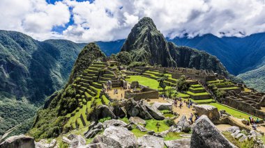 İn Antik Inca şehir, Machu Picchu Harabeleri güzel Urubamba Nehri çalkantılı sular And Dağları'nın yamaçlarında yer almaktadır.