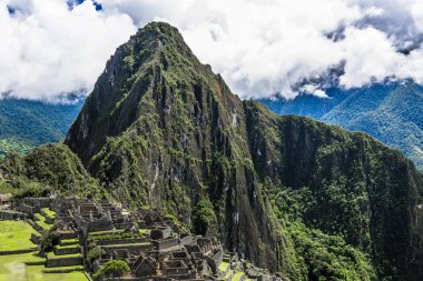 İn Antik Inca şehir, Machu Picchu Harabeleri güzel Urubamba Nehri çalkantılı sular And Dağları'nın yamaçlarında yer almaktadır.
