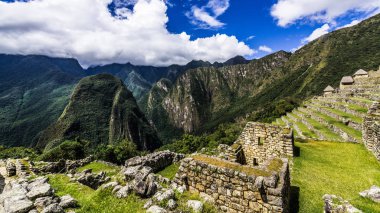 İn Antik Inca şehir, Machu Picchu Harabeleri güzel Urubamba Nehri çalkantılı sular And Dağları'nın yamaçlarında yer almaktadır.