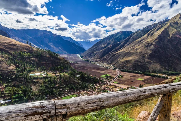 Перуанская Деревня Расположена Узком Плато Между Высокими Склонами Анд — стоковое фото