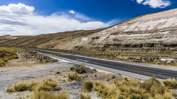 Karayolu Peru Andes Orta Kısmında Geniş Bir Plato Üzerinde Çalışır — Stok fotoğraf