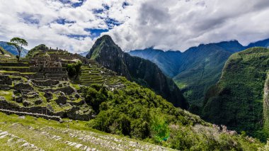 İn Antik Inca şehir, Machu Picchu Harabeleri güzel Urubamba Nehri çalkantılı sular And Dağları'nın yamaçlarında yer almaktadır.
