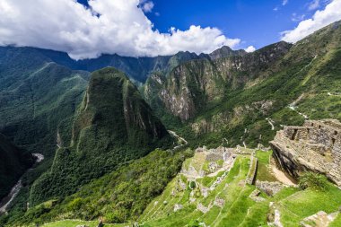İn Antik Inca şehir, Machu Picchu Harabeleri güzel Urubamba Nehri çalkantılı sular And Dağları'nın yamaçlarında yer almaktadır.