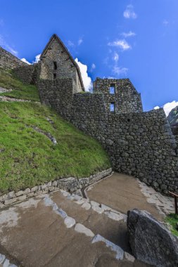 İn Antik Inca şehir, Machu Picchu Harabeleri güzel Urubamba Nehri çalkantılı sular And Dağları'nın yamaçlarında yer almaktadır.