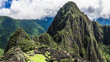 İn Antik Inca şehir, Machu Picchu Harabeleri güzel Urubamba Nehri çalkantılı sular And Dağları'nın yamaçlarında yer almaktadır.