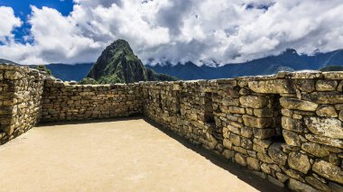 İn Antik Inca şehir, Machu Picchu Harabeleri güzel Urubamba Nehri çalkantılı sular And Dağları'nın yamaçlarında yer almaktadır.