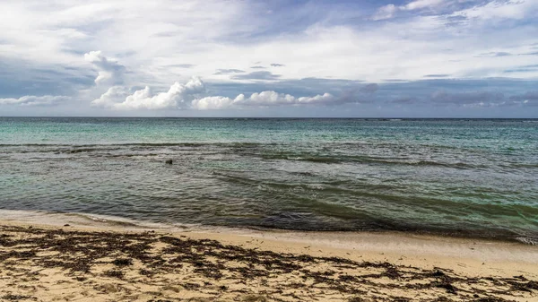 キューバの岩が多い海岸のカリブ海の海の波 — ストック写真