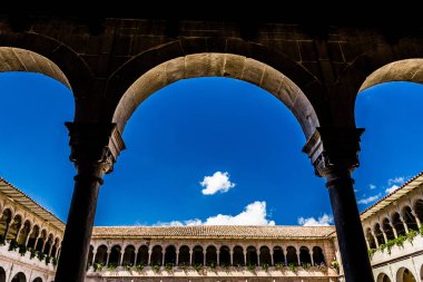 Balkon sütunla çevrili ve kilise avluya bakan.