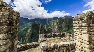 İn Antik Inca şehir, Machu Picchu Harabeleri güzel Urubamba Nehri çalkantılı sular And Dağları'nın yamaçlarında yer almaktadır.