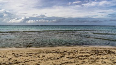 Küba Sahil üzerinde Karayip Denizi Ufukta fırtına bulutları toplanıyor.