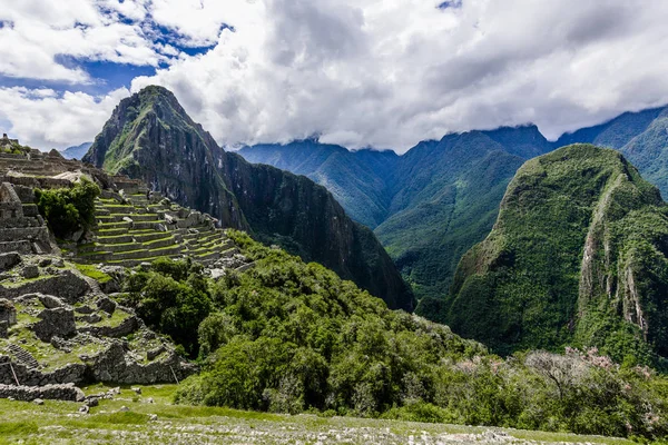 Ruiny Starożytnego Miasta Inków Machu Picchu Pięknie Znajdują Się Zboczach — Zdjęcie stockowe