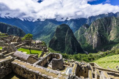 İn Antik Inca şehir, Machu Picchu Harabeleri güzel Urubamba Nehri çalkantılı sular And Dağları'nın yamaçlarında yer almaktadır.