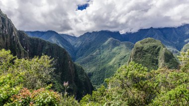 İn Antik Inca şehir, Machu Picchu Harabeleri güzel Urubamba Nehri çalkantılı sular And Dağları'nın yamaçlarında yer almaktadır.