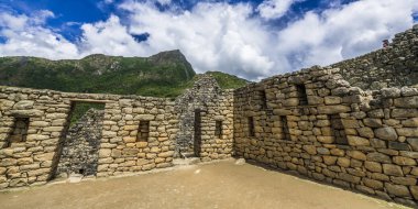 İn Antik Inca şehir, Machu Picchu Harabeleri güzel Urubamba Nehri çalkantılı sular And Dağları'nın yamaçlarında yer almaktadır.