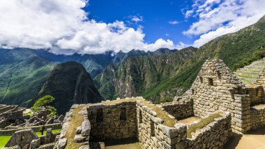 İn Antik Inca şehir, Machu Picchu Harabeleri güzel Urubamba Nehri çalkantılı sular And Dağları'nın yamaçlarında yer almaktadır.