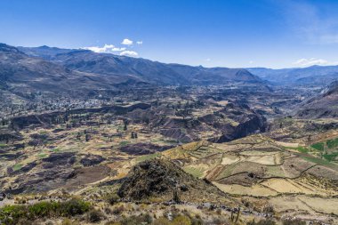 Urubamba Nehri gorge Peru Andes eteklerinde tarım teraslarının.