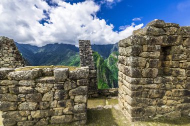 İn Antik Inca şehir, Machu Picchu Harabeleri güzel Urubamba Nehri çalkantılı sular And Dağları'nın yamaçlarında yer almaktadır.